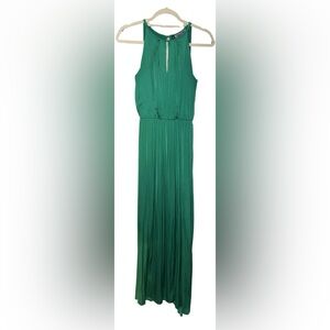 Jennifer Lopez Vibrant Emerald Apparel